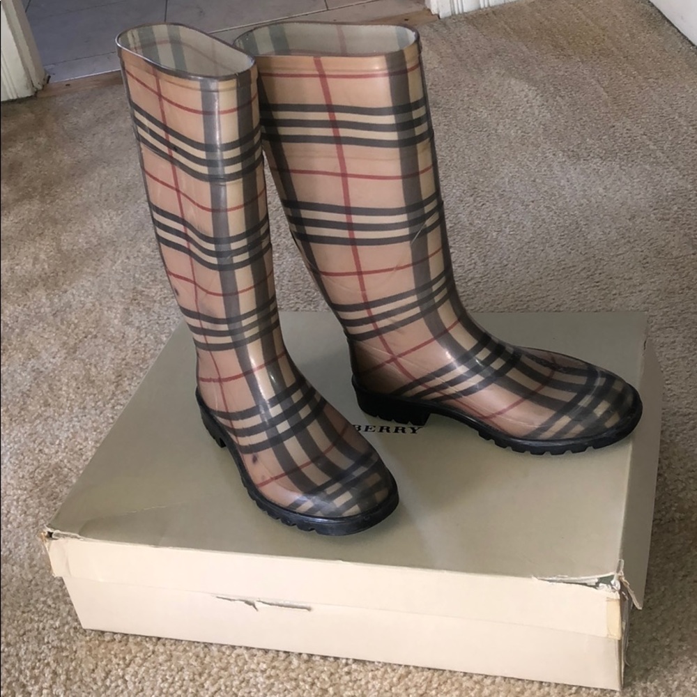 Authentic Preowned Burberry rain boots size 35 / 5
